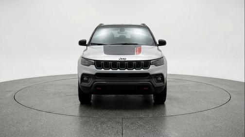 Silver Zynith Metallic Clearcoat 2025 Jeep Compass Trailhawk