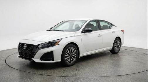 Glacier White 2025 Nissan Altima SV FWD