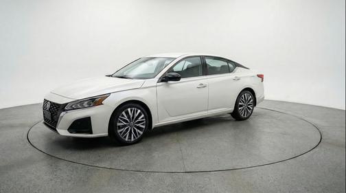 Glacier White 2025 Nissan Altima SV FWD