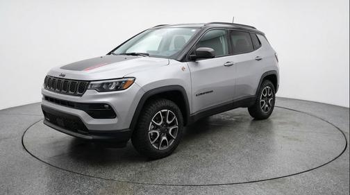 Silver Zynith Metallic Clearcoat 2025 Jeep Compass Trailhawk