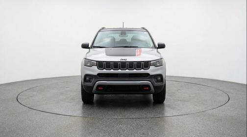 Silver Zynith Metallic Clearcoat 2025 Jeep Compass Trailhawk