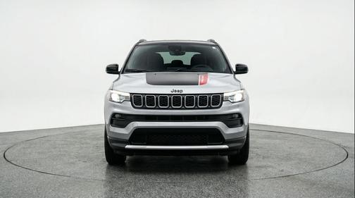 Silver Zynith Metallic Clearcoat 2025 Jeep Compass Trailhawk