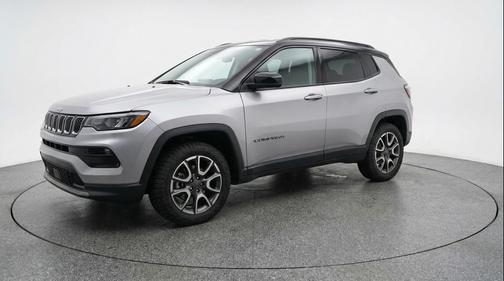 Silver Zynith Metallic Clearcoat 2025 Jeep Compass Trailhawk