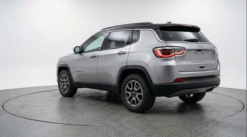 Silver Zynith Metallic Clearcoat 2025 Jeep Compass Trailhawk