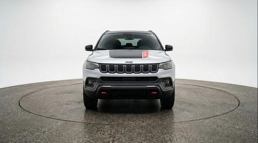Silver Zynith Metallic Clearcoat 2025 Jeep Compass Trailhawk