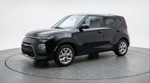Fusion Black 2025 Kia Soul LX