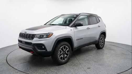 Silver Zynith Metallic Clearcoat 2025 Jeep Compass Trailhawk
