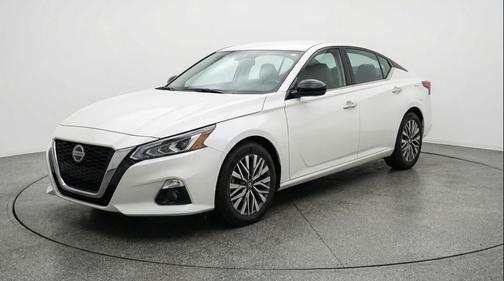 Pearl White Tricoat 2025 Nissan Altima SV FWD