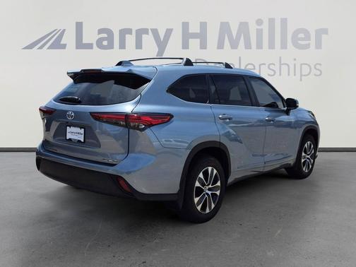 Moon Dust 2023 Toyota Highlander XLE
