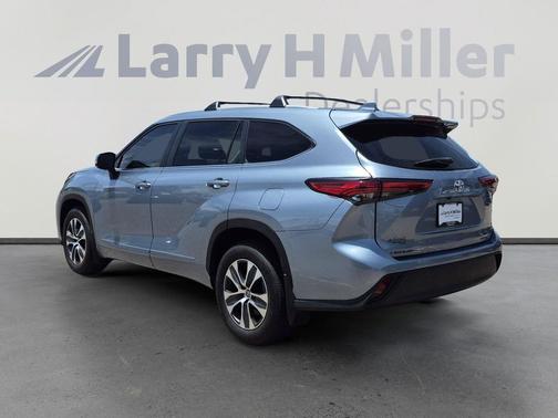 Moon Dust 2023 Toyota Highlander XLE