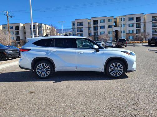 2022 Toyota Highlander Hybrid Platinum