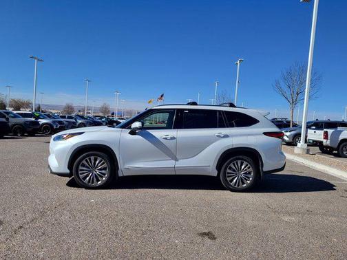 2022 Toyota Highlander Hybrid Platinum