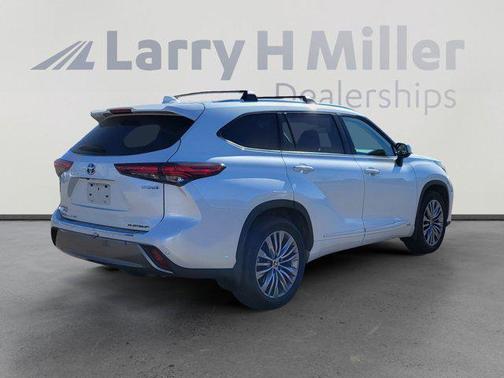 2022 Toyota Highlander Hybrid Platinum