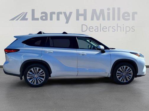 2022 Toyota Highlander Hybrid Platinum