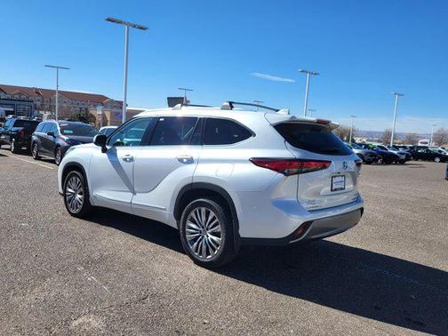 2022 Toyota Highlander Hybrid Platinum
