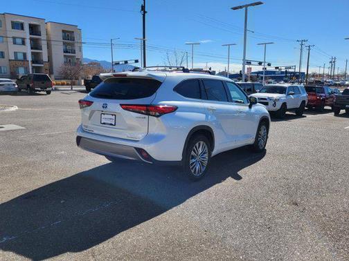 2022 Toyota Highlander Hybrid Platinum