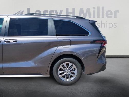 2024 Toyota Sienna LE
