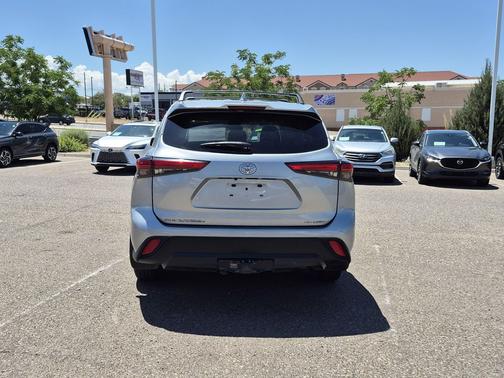 Celestial Silver Metallic 2021 Toyota Highlander LE