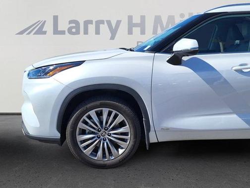 2023 Toyota Highlander Hybrid Platinum