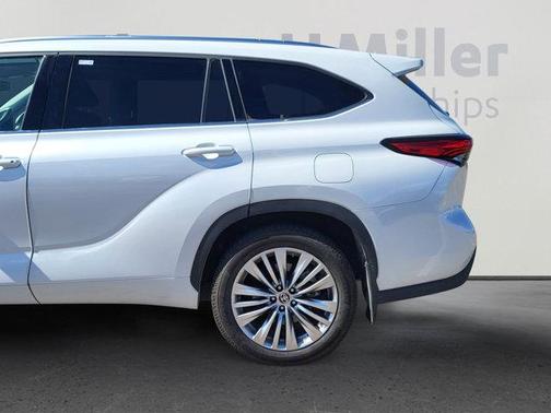 2023 Toyota Highlander Hybrid Platinum