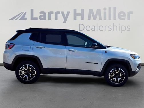 Silver Zynith Metallic Clearcoat 2025 Jeep Compass Trailhawk