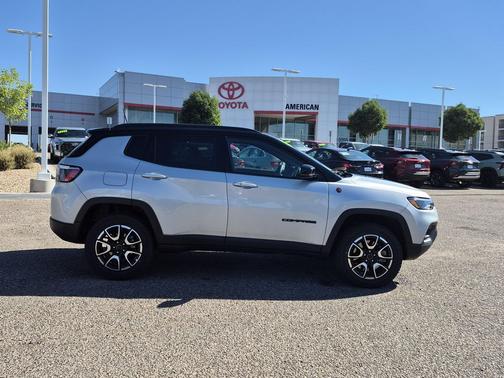 Silver Zynith Metallic Clearcoat 2025 Jeep Compass Trailhawk