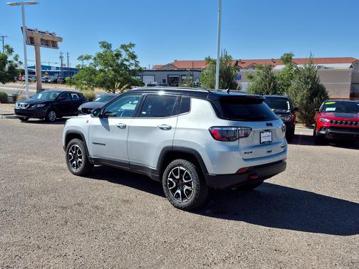 Silver Zynith Metallic Clearcoat 2025 Jeep Compass Trailhawk