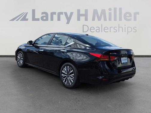 Super Black 2024 Nissan Altima 2.5 SV