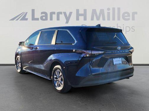 2024 Toyota Sienna LE