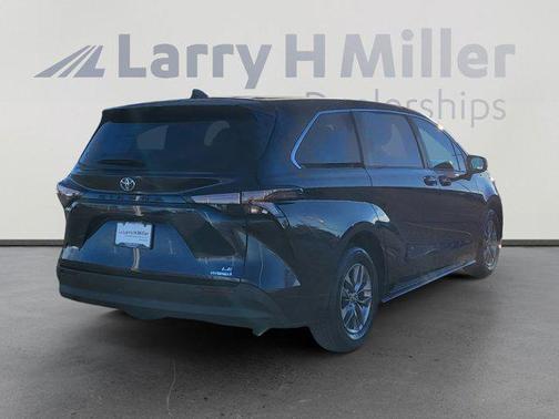 2024 Toyota Sienna LE