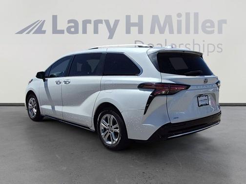 Pearl 2022 Toyota Sienna Platinum