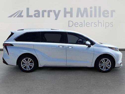 Pearl 2022 Toyota Sienna Platinum