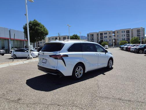 Pearl 2022 Toyota Sienna Platinum