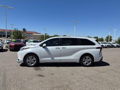 Pearl 2022 Toyota Sienna Platinum