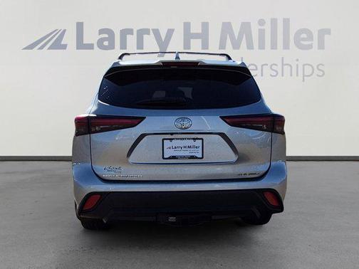 Celestial Silver Metallic 2021 Toyota Highlander XLE