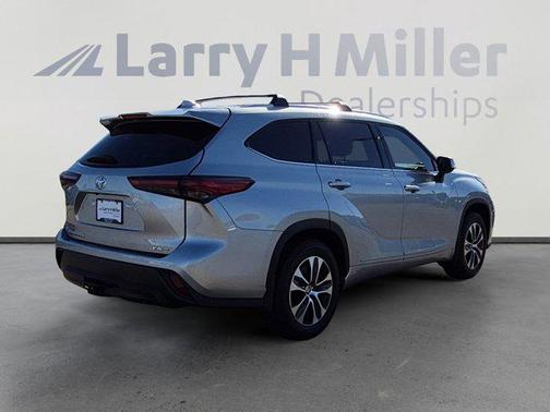 Celestial Silver Metallic 2021 Toyota Highlander XLE