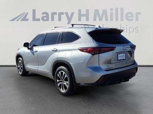 Celestial Silver Metallic 2021 Toyota Highlander XLE