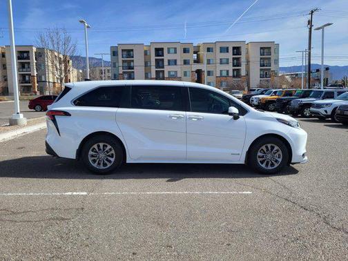 2021 Toyota Sienna LE