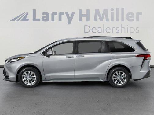 Blizzard Pearl 2021 Toyota Sienna XLE 7 Passenger