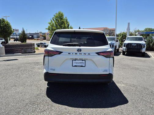 Blizzard Pearl 2021 Toyota Sienna XLE 7 Passenger