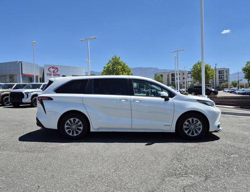 Blizzard Pearl 2021 Toyota Sienna XLE 7 Passenger