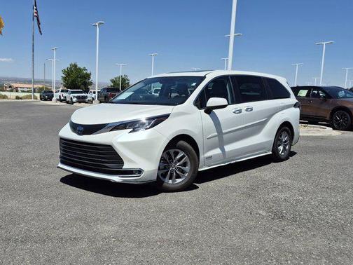 Blizzard Pearl 2021 Toyota Sienna XLE 7 Passenger