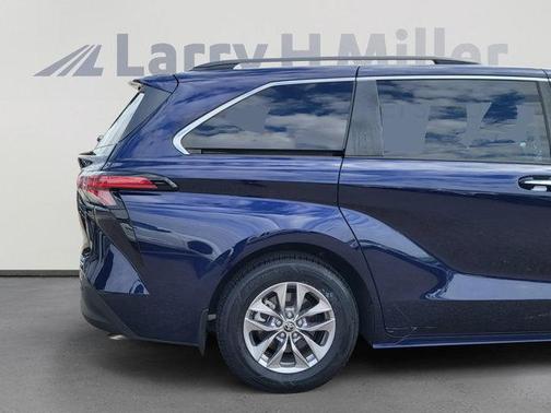 2022 Toyota Sienna XLE 7 Passenger