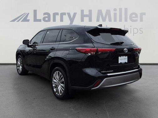 Midnight Black Metallic 2022 Toyota Highlander Hybrid Platinum
