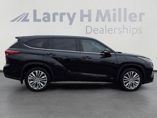 Midnight Black Metallic 2022 Toyota Highlander Hybrid Platinum