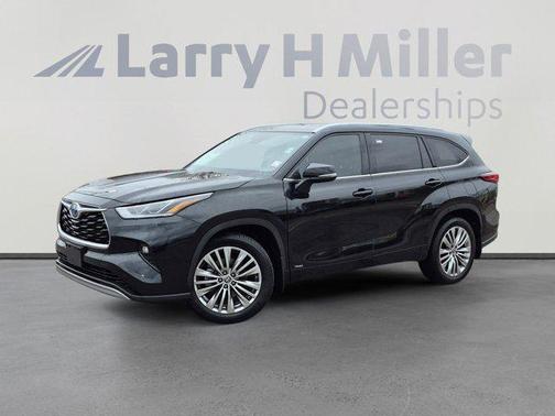 Midnight Black Metallic 2022 Toyota Highlander Hybrid Platinum