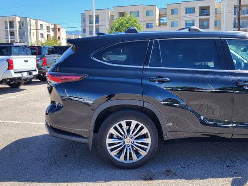 2024 Toyota Highlander Hybrid Platinum