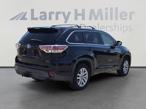 Midnight Black Metallic 2016 Toyota Highlander LE