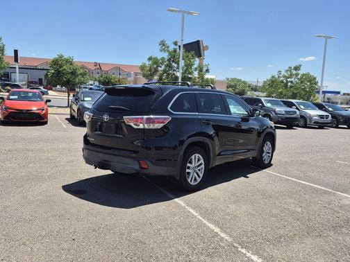 Midnight Black Metallic 2016 Toyota Highlander LE