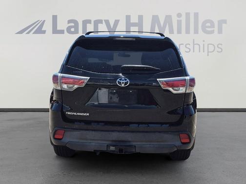 Midnight Black Metallic 2016 Toyota Highlander LE
